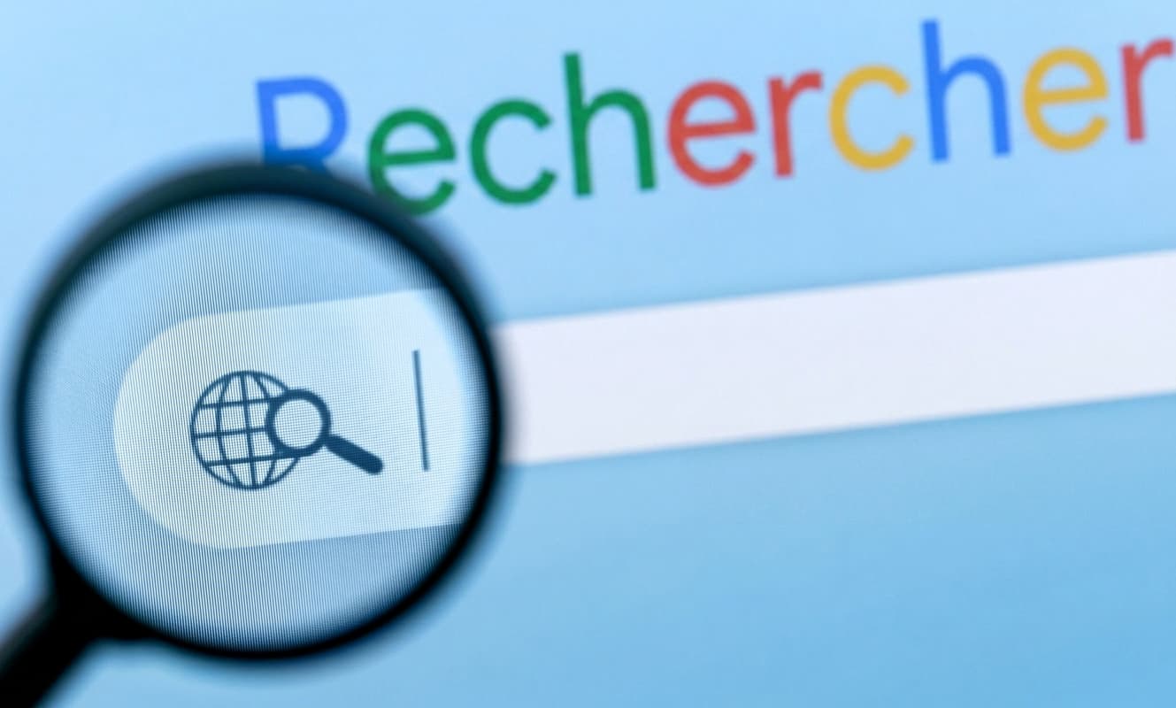 Loupe sur la barre de recherche Google « Rechercher » — visibilité et référencement en ligne