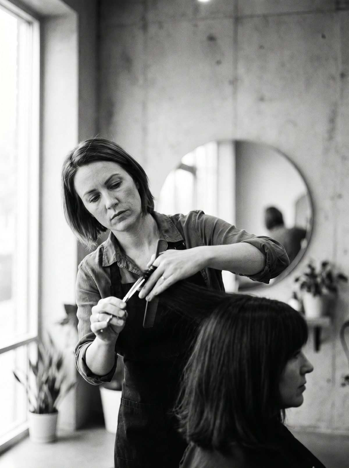 Élise Marchal, coiffeuse, au travail dans le salon